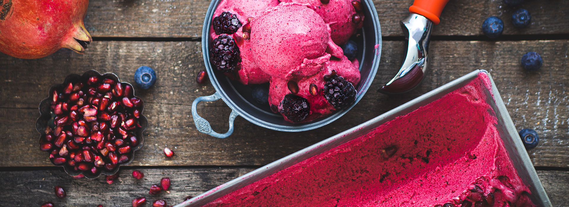 Joghurt-Eis mit Waldbeeren