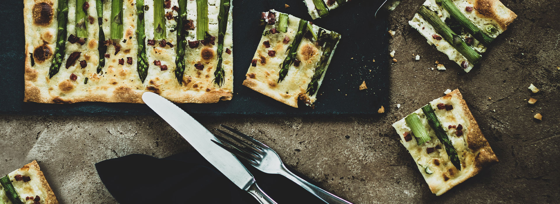 Flammkuchen mit grünem Spargel